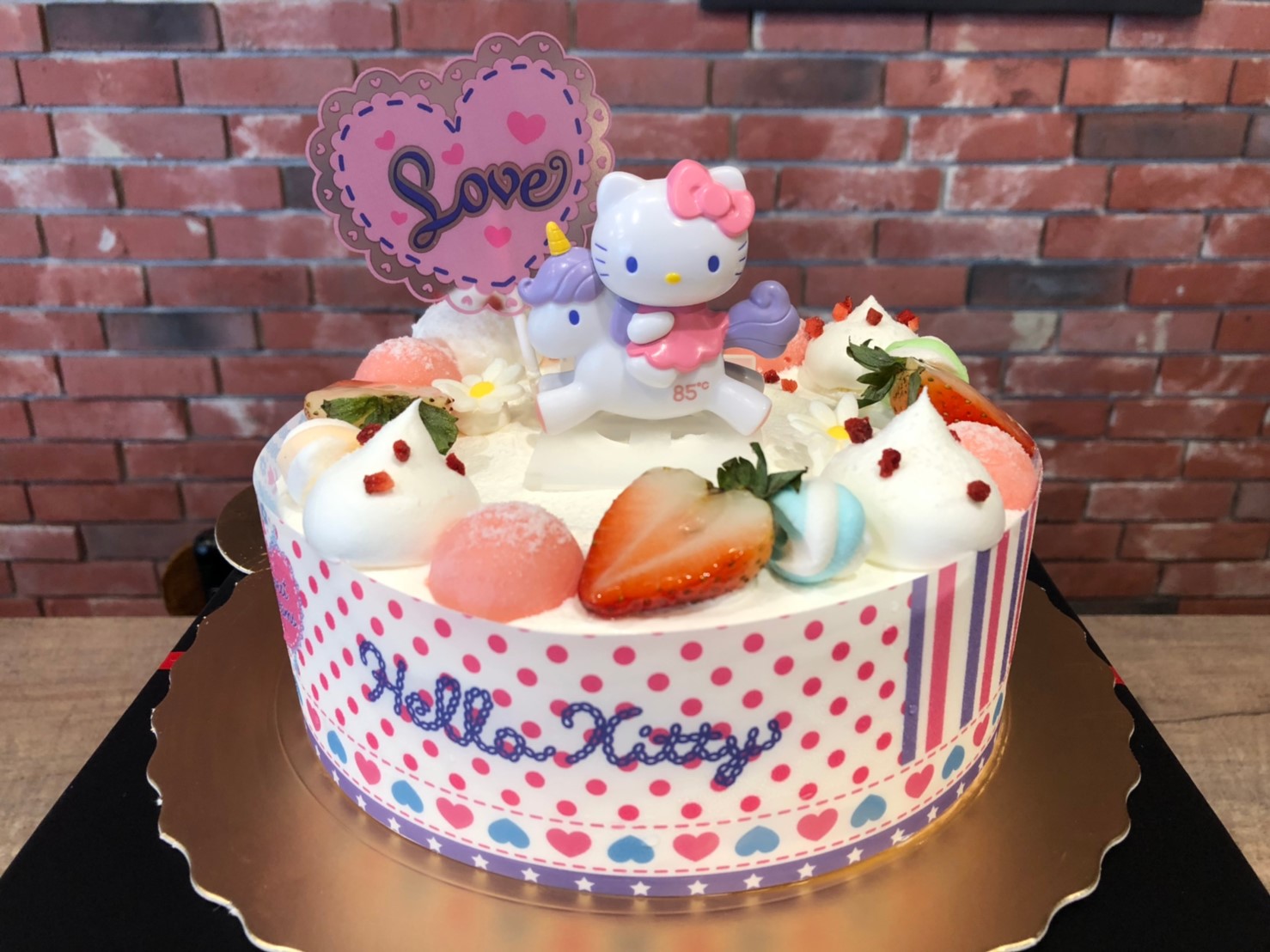 Hello Kitty Wonderland Cream Cake | Cake for Kids' Birthday Party ...