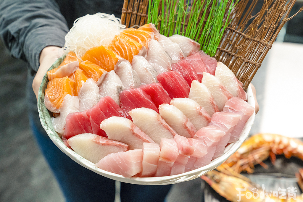 高雄 吃不完啦老闆 最澎湃生魚片拼盤 40片只要200元 大到肥美 手臂蝦 大口開嗑 Foody 吃貨