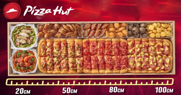 【全台】飽到併軌！　必勝客最強派對餐「一公尺披薩盒」　紙包麵＋比薩＋點心好料整盒塞滿！