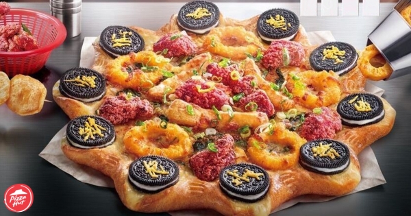 【全台】必勝客又起肖了！　開起鹹酥雞攤賣「必勝客鹽酥雞比薩」　加上OREO餅皮台味超混搭！