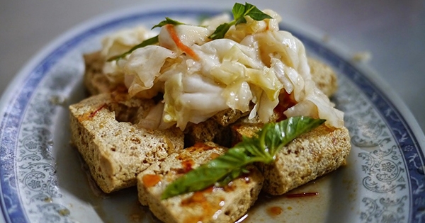 台灣臭豆腐榮登BBC　記者報導「吃不飽的島嶼」：除了三餐還要加消夜…