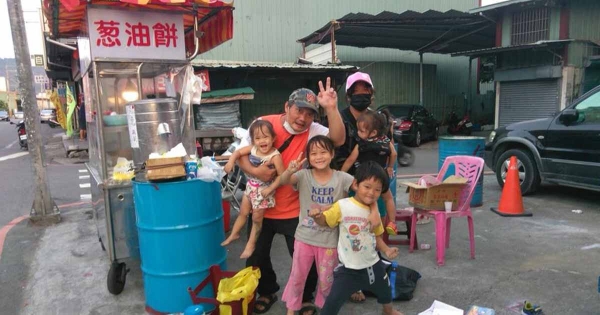 斷腿父、身癲母「苦撐蔥油餅店」養4孩　生活面臨危機：怕孩子沒飯吃…