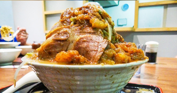 台北拉麵名慶祝弟弟「快被二一」 無條件送「2倍肉」堆成一座小山