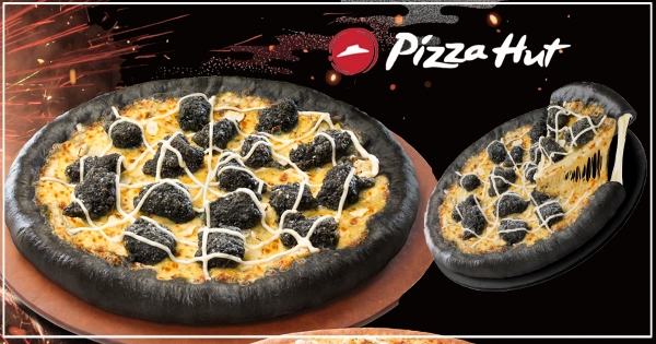 【全台】這比薩怎麼黑嚕嚕？　必勝客「黑蒜香竹炭雞」限時登場　萬聖節就要吃「黑比薩」才夠看～