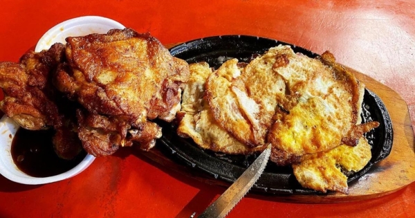 【高雄】都市傳說是真的！　夜市牛排攤「麵換5顆蛋」　一上桌「塞滿鐵板」網狂推：豪氣！