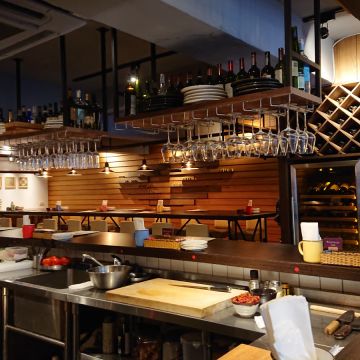 Aiueo × ワインの酒場