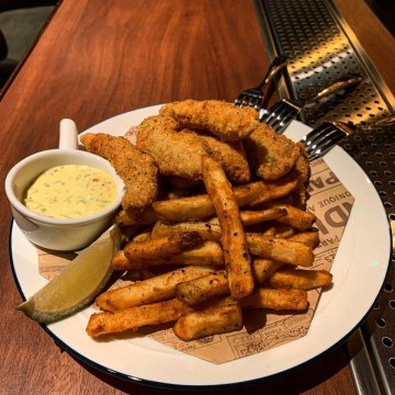 Gentlemen only “women wanted”