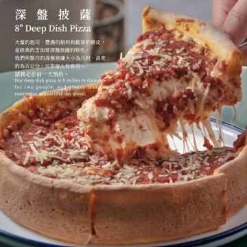 Hand on the pizza 手在比薩