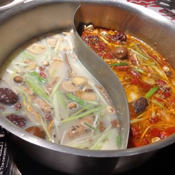 小蒙牛頂級麻辣鴛鴦鍋