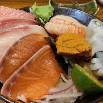 宇澤小舖生魚片丼專賣