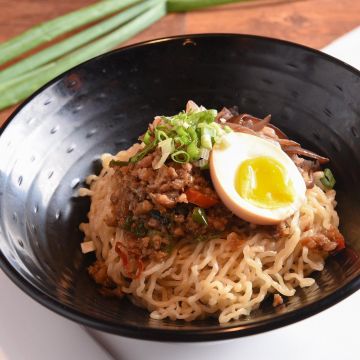 子彈列車拉麵新堀江駅