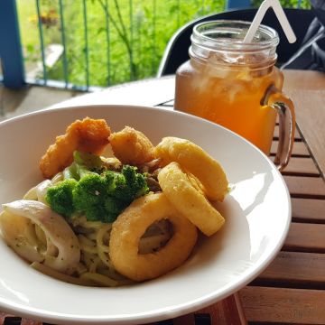 日月潭水上明月湖畔庭園咖啡館