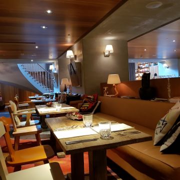 S Hotel-S Restaurant & Bar