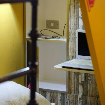 蜂巢膠囊 Hive Backpackers and Bistro