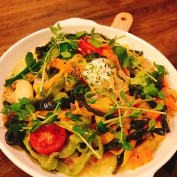 她 / 的 餐酒 Hërs biströ