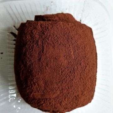 嘴角沾糖的女人