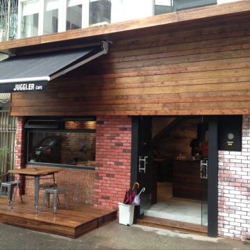 JUGGLER CAFE
