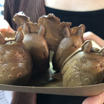 咬一口脆皮雞蛋糕