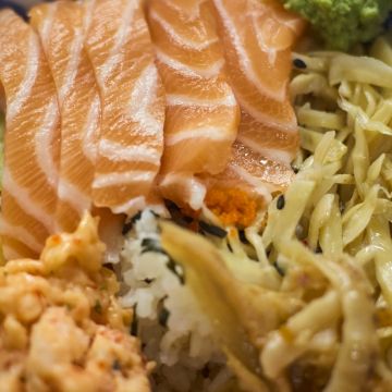 滬申泰生魚片蓋飯