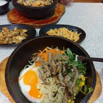 大食館異國石鍋料理