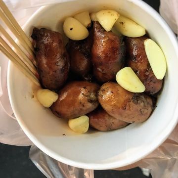 基隆廟口一口吃香腸