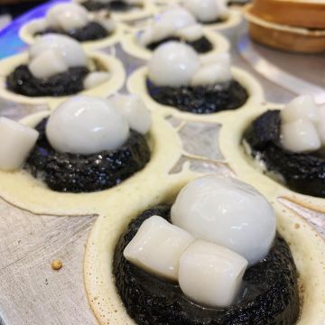 野小孩 吃車輪餅配咖啡