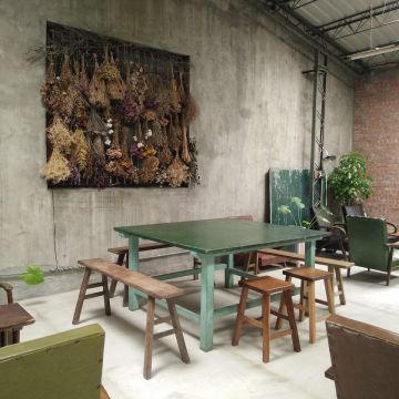 里厚來坐忠勤街咖啡店