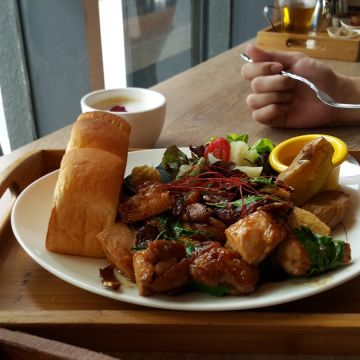 多一點咖啡館 A Little More Cafe & Osteria（左營店）