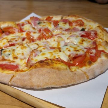 Family Pizza 手工柴燒窯烤比薩