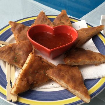 白圍牆景觀咖啡餐廳