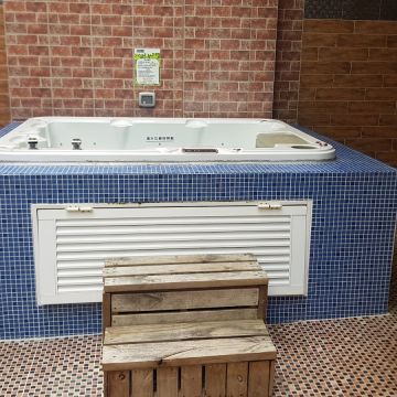 第八月台複合式餐廳