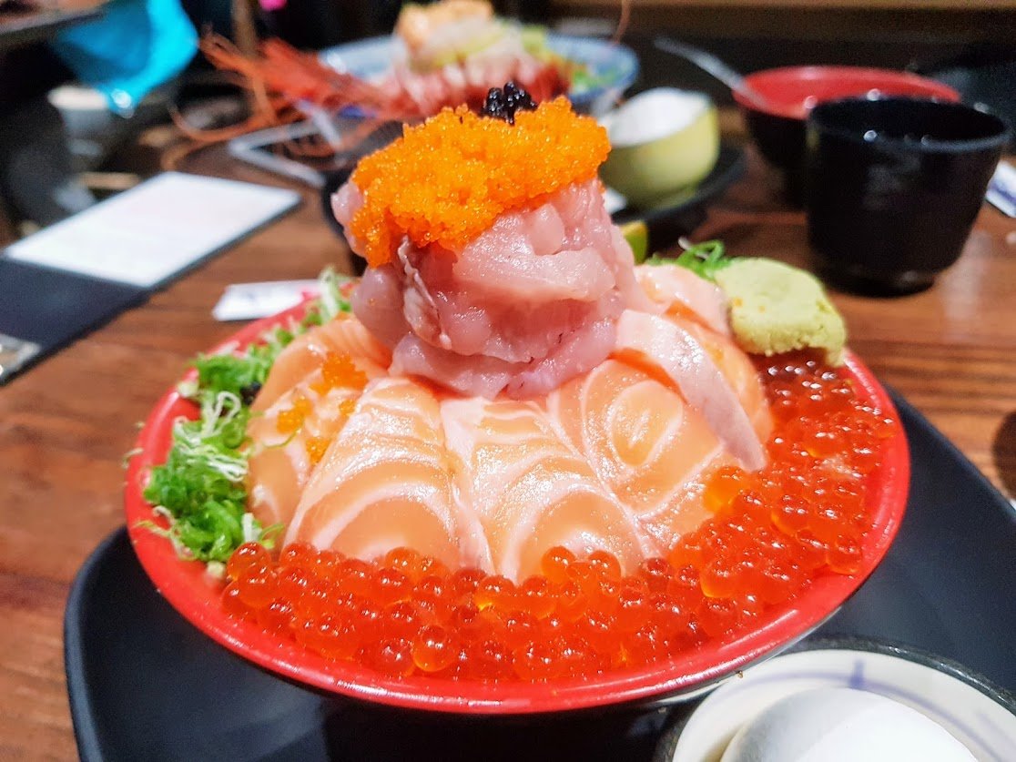 [食]台北 澎湃CP值超高丼飯 料多味美超划算 壽星還可以享用免費龍蝦披薩壽司喔! 丼賞和食焼き物vs刺身丼 丼專門店