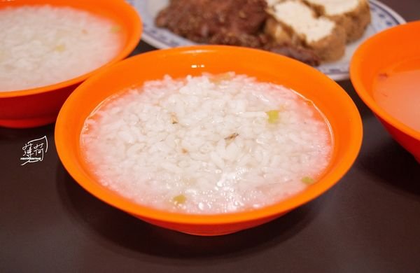 <食。新北瑞芳>瑞芳鹹粥｜瑞芳美食－招牌吻仔粥.紅麴紅燒肉.炸豆腐 簡單好滋味的平價小吃～