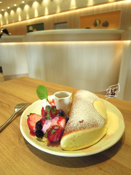 <食。台北大同>Woosaパンケーキ屋莎鬆餅屋（京站店）｜入口即化雲朵鬆餅.好拍又好吃的咖哩飯、義大利麵