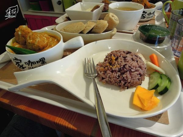 <食。台北松山>家咖哩（松菸店） | 數種特製咖哩醬搭配食材. 料理講究美味. 可無限加飯加醬吃飽飽～台北美食／松菸美食／花蓮美食