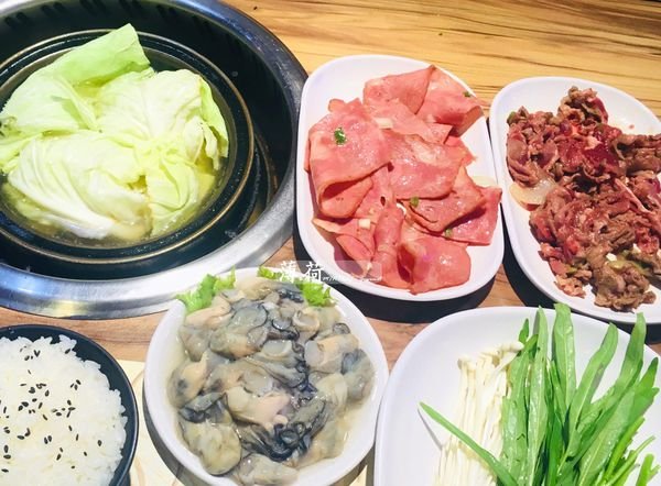 <食。台北萬華>旺角迷你石頭火鍋／必吃人氣火鍋店.先炒後煮的香噴噴獨門火鍋.平價美味饗宴