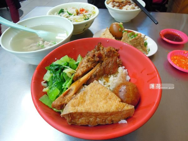 <食。新北三峽>老街豬腳飯／三峽老街之美味小吃推薦!!招牌豬腱腿肉,香噴噴又不油膩♥ 滷肉飯 肉羹清湯 油豆腐