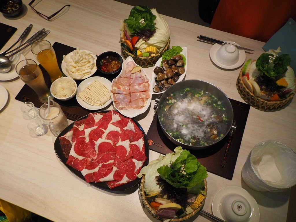 【新莊】覺醒幸福鍋物/新莊火鍋推薦/料多實在/大份量吃澎派/活跳跳海鮮