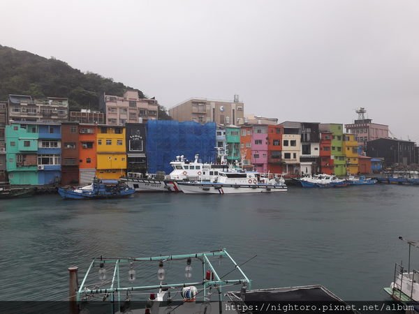 基隆 - 河豚很多 @基隆 和平橋附近 彩虹屋 對面