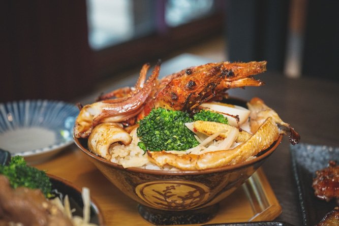 大河屋 第一店 ▏無敵海鮮盛合丼 集各大海味於其中。日式屋台風格 承襲日本燒肉職人精神 。味噌湯、飲料 免費喝到飽。捷運南京松江站。