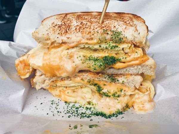 【早午餐必吃】金花碳烤土司，起司瀑布芋泥瀑布浮誇流出超爆漿！！