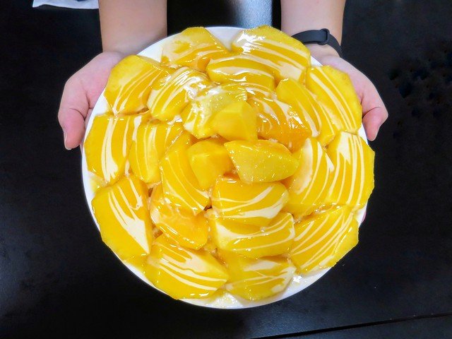 【台中冰品】東海何媽媽冰店，大份量新鮮芒果牛奶冰，現切芒果新鮮又鮮甜！