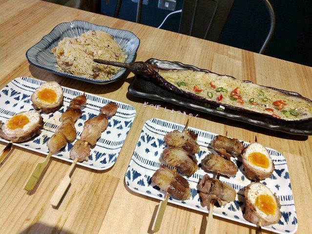 【台南，串燒】臺南安平區充滿創意的串燒專賣店，推薦牛五花半熟卵、肉片包水果的串燒非常的特別！900度串燒工坊