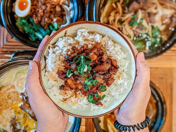 淡水老街必吃小吃美食再加一！四爺麻辣食堂，牛奶麻辣鍋、麻辣臭豆腐鴨血辣呼過癮！