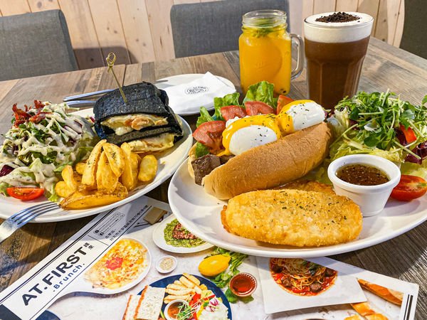 (台北忠孝敦化站)At • First Brunch 緣來-忠孝店 大份量高cp值早午餐 多品項不收取服務費 邪惡起司瀑布 竹炭吐司 明太子鮭魚起司蛋捲 骰子牛 療癒班尼迪克蛋