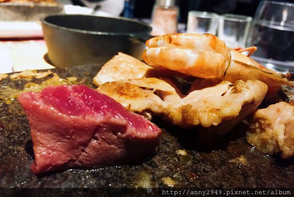 [食記。台北]Caines凱恩斯岩燒餐廳。經典海陸雙人套餐。牛豬雞蝦和干貝。