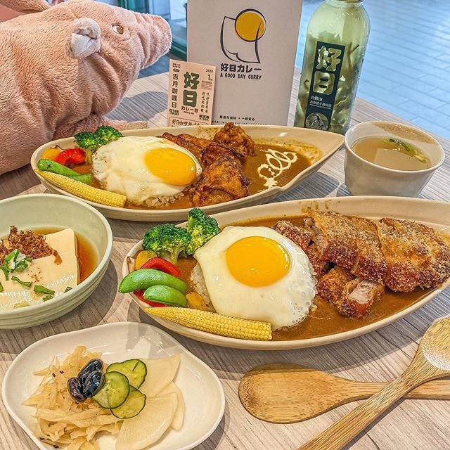 審計新村 附近，美村路上新開的咖喱飯🍛店面非常可愛文青，連菜單都非常有巧思～