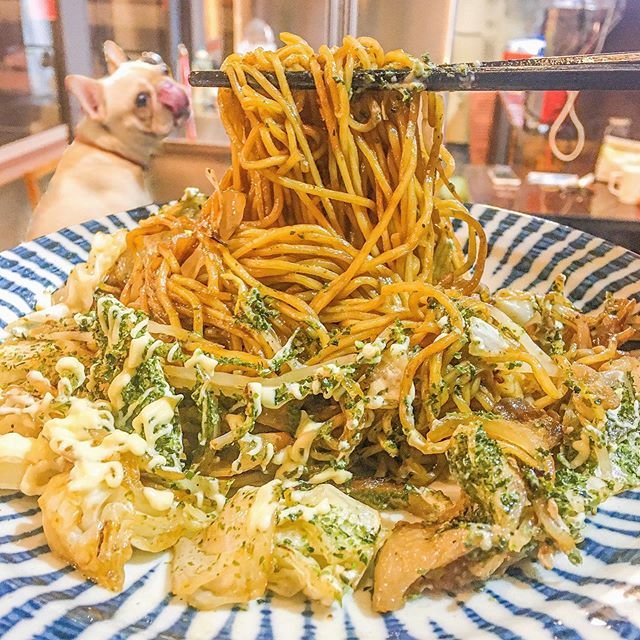 一葉拉麵日落開始一路營業到凌晨，雖然叫”拉麵”，但其實是個什麼都賣的日式深夜食堂🤣