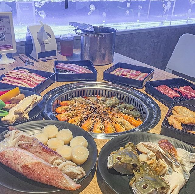 環中路上一間超大的流水蝦吃到飽🦐水道超華麗還有各種燈！
