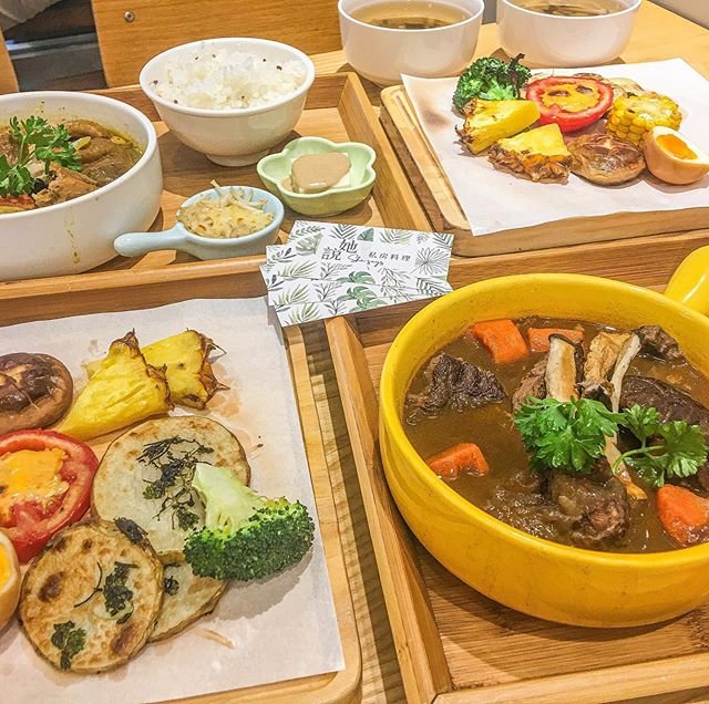 在中友百貨後面的小巷子裡，店門口除了有舒適室外座位區供人聊天外，還有漂亮的植物造景霓虹燈牆🌈